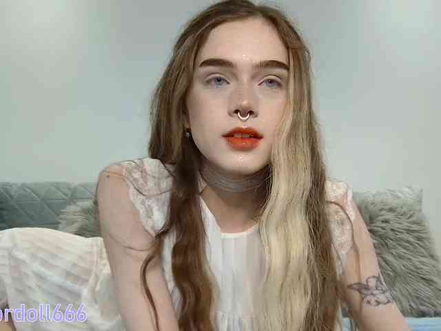 BrokenDoll666 webcam