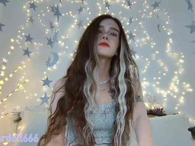 BrokenDoll666 webcam