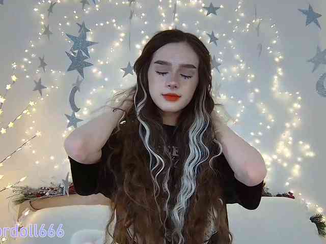 BrokenDoll666 webcam