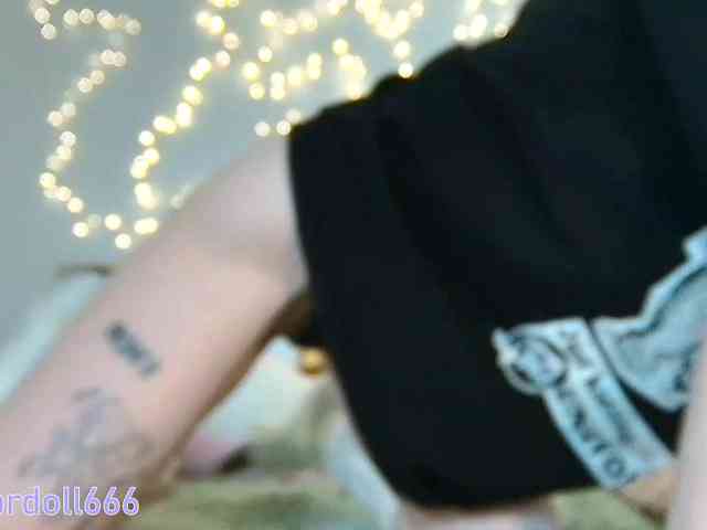 BrokenDoll666 webcam