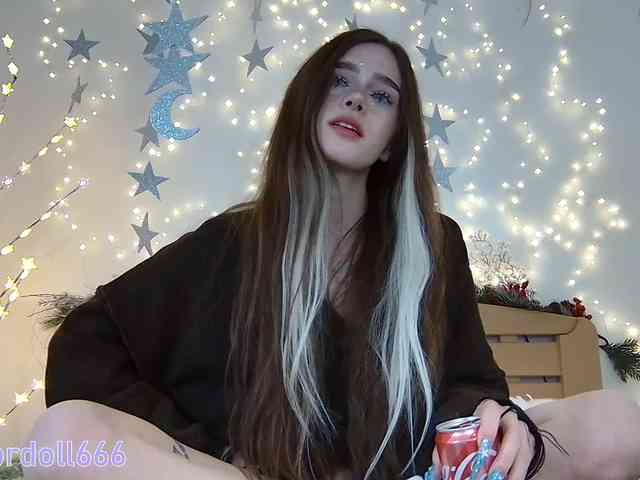 BrokenDoll666 webcam