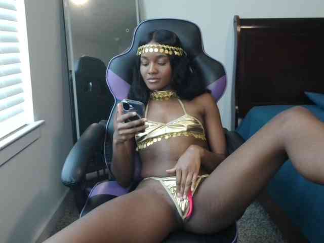 KrystalMilani webcam