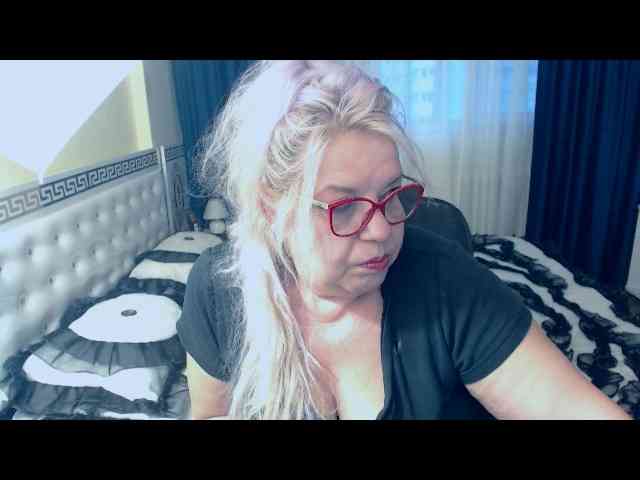 SonyaHotMilf webcam