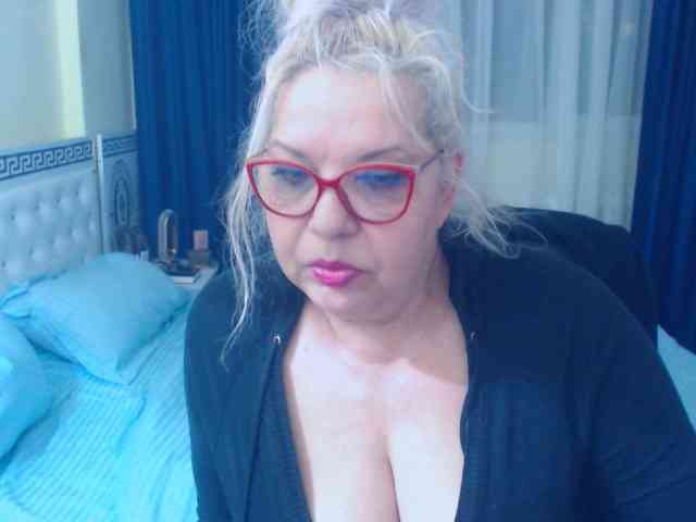 SonyaHotMilf webcam