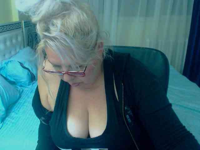 SonyaHotMilf webcam