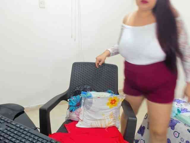 MILFMEGATITS webcam