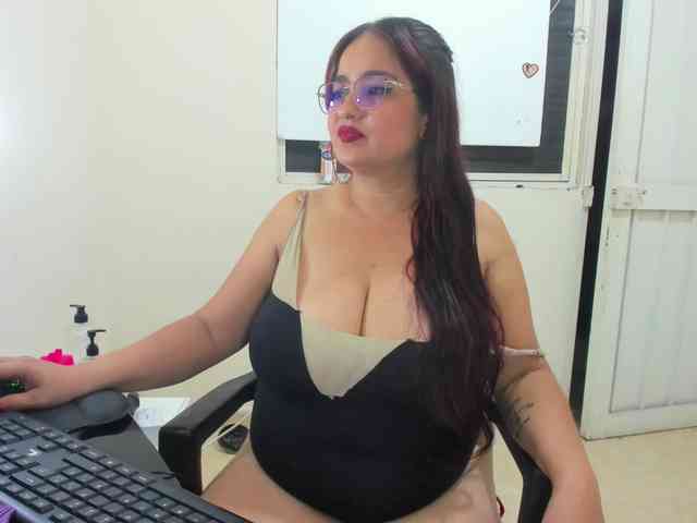 MILFMEGATITS webcam