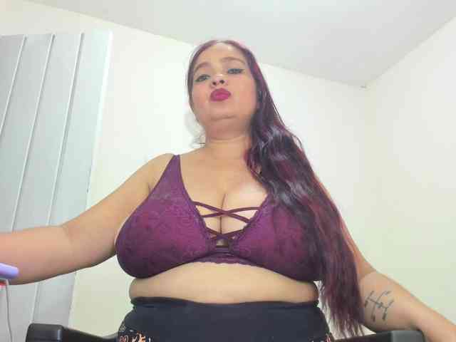 MILFMEGATITS webcam