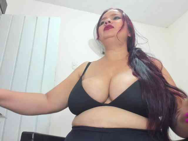 MILFMEGATITS webcam