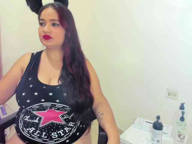 MILFMEGATITS webcam