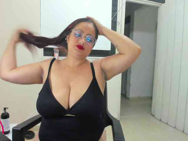 MILFMEGATITS webcam