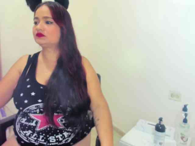 MILFMEGATITS webcam