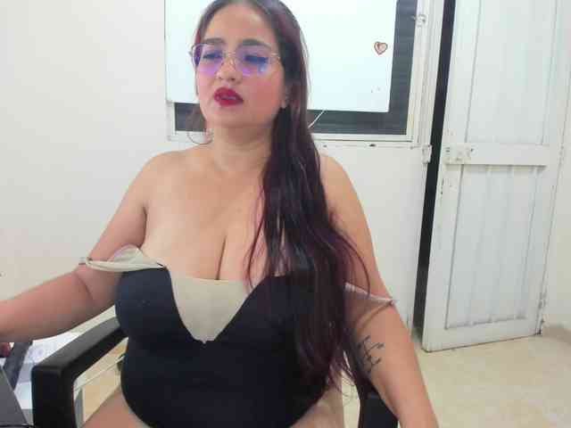 MILFMEGATITS webcam