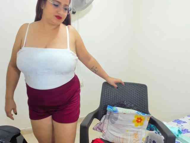MILFMEGATITS webcam