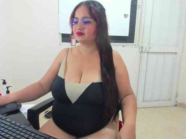 MILFMEGATITS webcam
