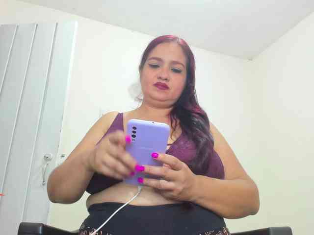 MILFMEGATITS webcam