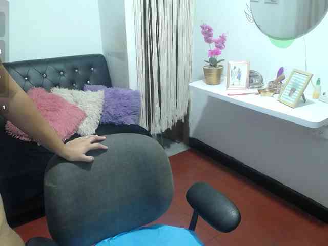 AmiraSixtyNine webcam