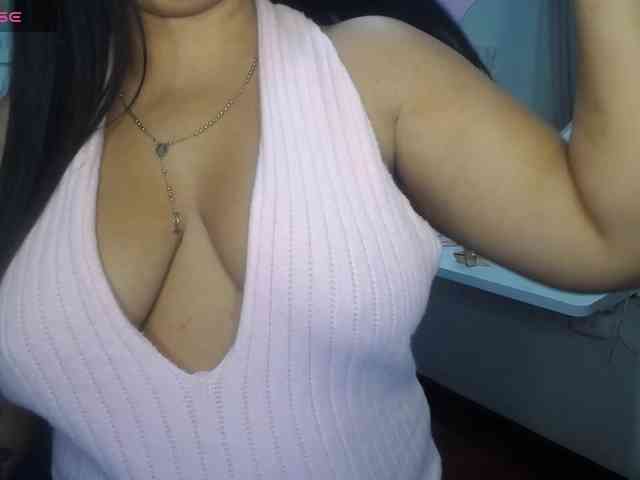 AmiraSixtyNine webcam