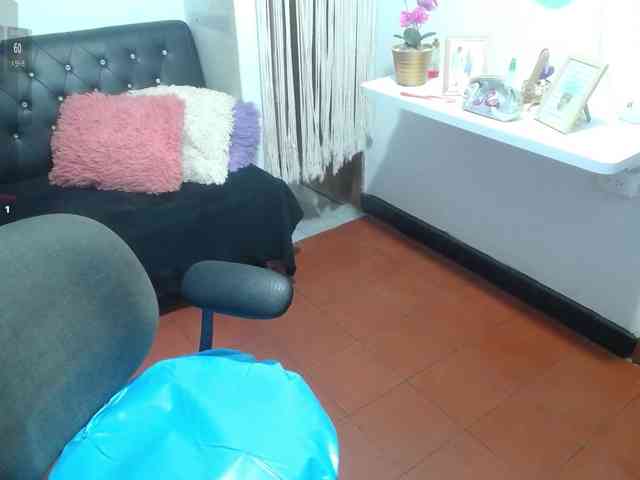 AmiraSixtyNine webcam