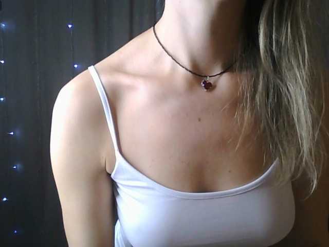 Kissz's BongaCams show and profile