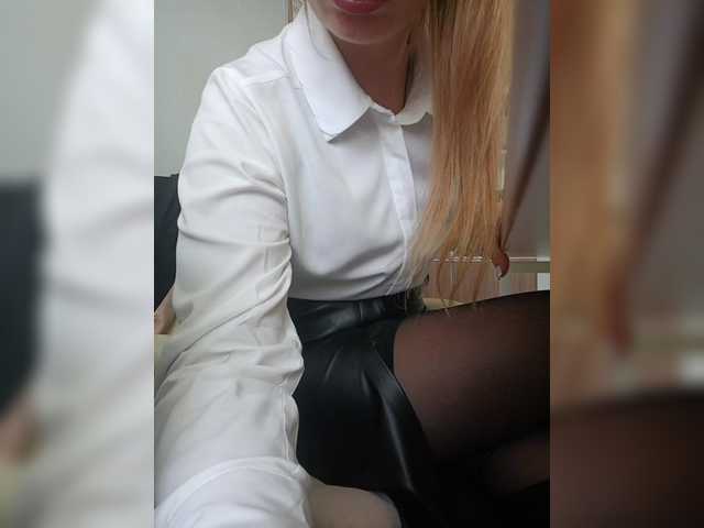 Masturbate to EmmiHot, she wants to masturbate for you EmmiHot from BongaCams