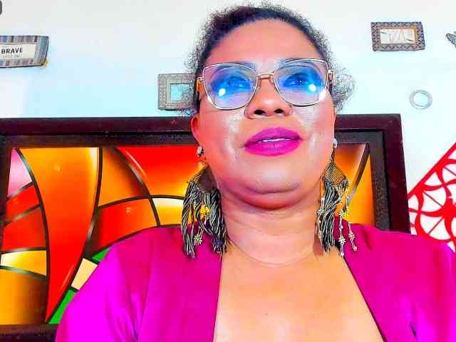 XxXbrunettesquirtxXx webcam