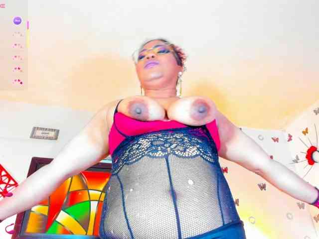 XxXbrunettesquirtxXx webcam