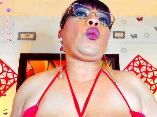 XxXbrunettesquirtxXx webcam