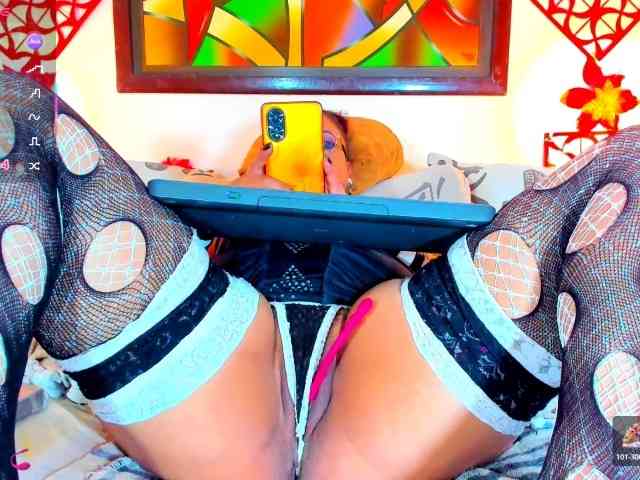 XxXbrunettesquirtxXx webcam