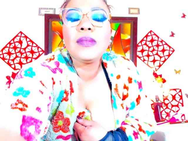 XxXbrunettesquirtxXx webcam