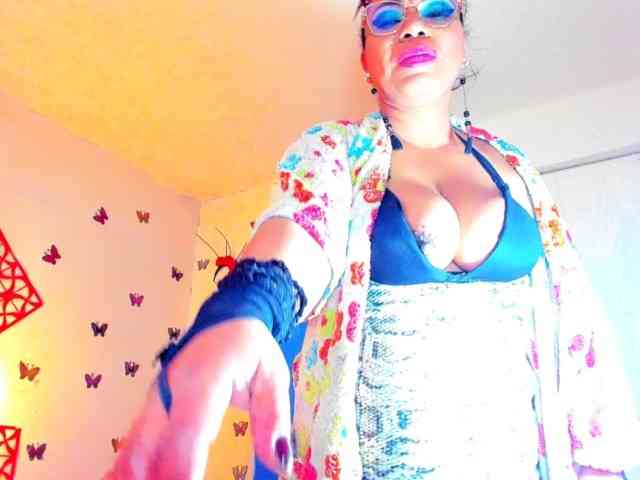 XxXbrunettesquirtxXx webcam