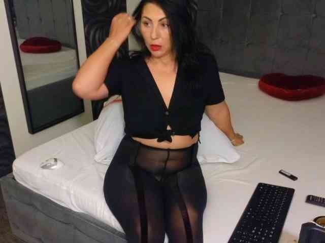Yourhotmilf webcam