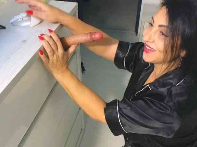 Yourhotmilf webcam