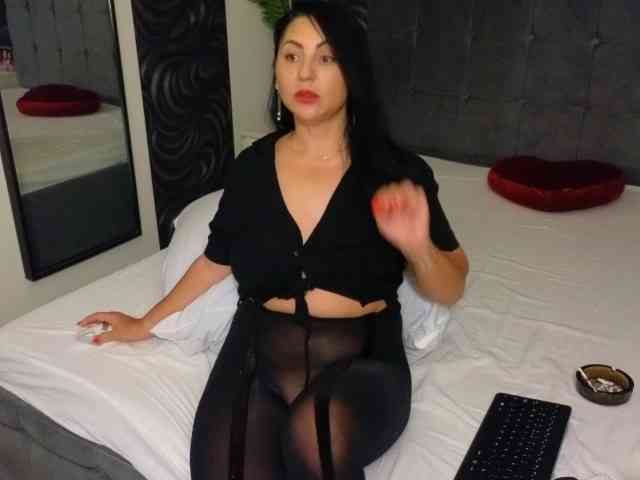 Yourhotmilf webcam