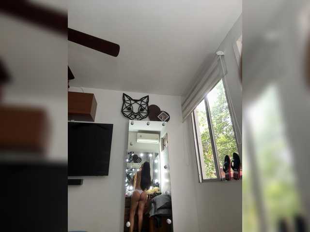 le modèle APRILHILL est en webcam porno dans un show sur le site bongacams, il possède les tags suivants: Latino/Hispanic,Brunette,Shaved