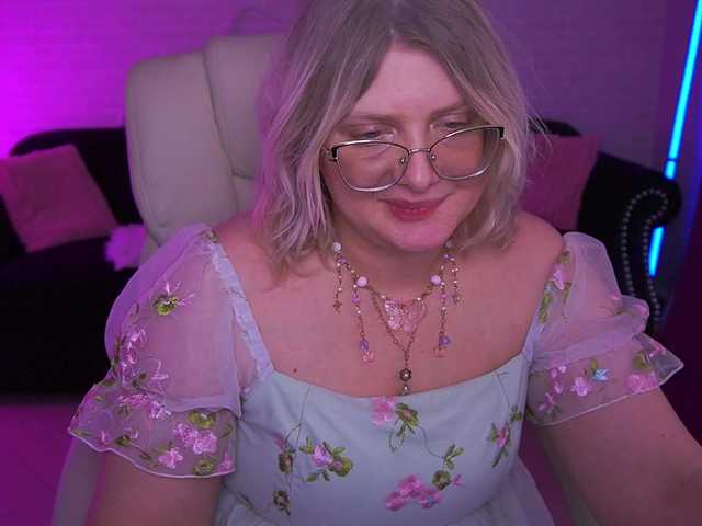 CoolTatis's BongaCams show and profile