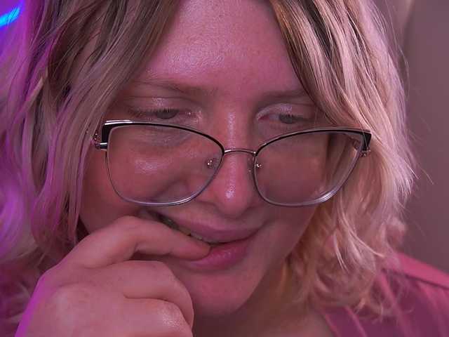 CoolTatis's BongaCams show and profile