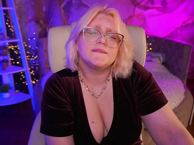 CoolTatis's BongaCams show and profile