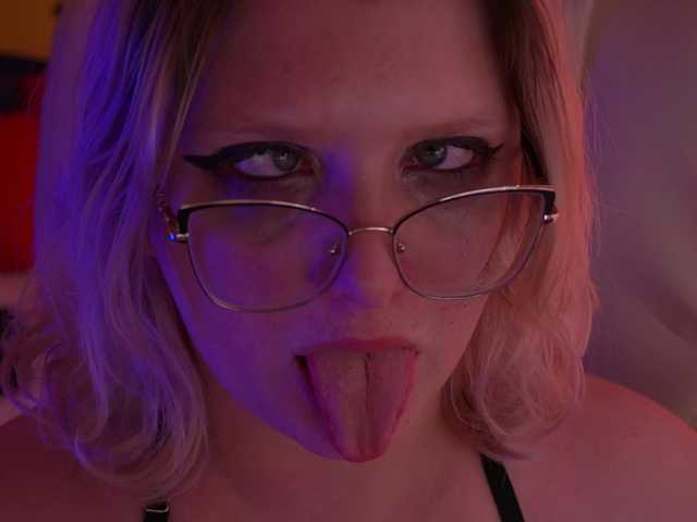 CoolTatis's BongaCams show and profile