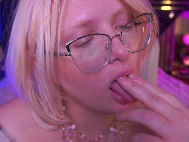 CoolTatis's BongaCams show and profile