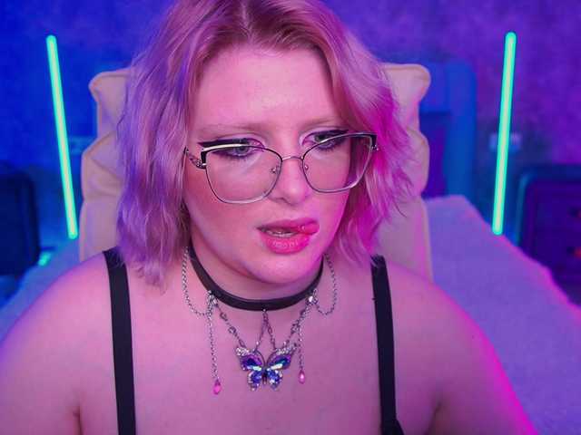 CoolTatis's BongaCams show and profile