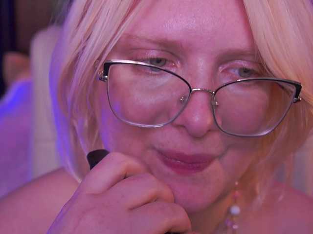 CoolTatis's BongaCams show and profile