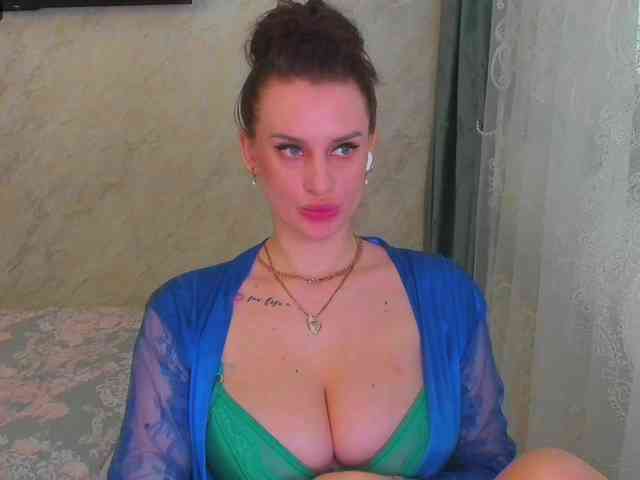 LikaStarrr1 webcam