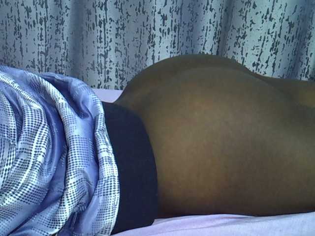 Sweetvine webcam bongacams model stream image