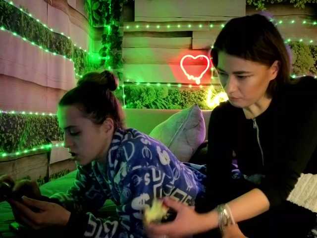 2Laski2's BongaCams show and profile