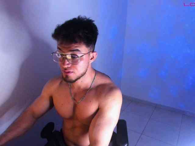 AndrewHarriss Live Webcam on BongaCams