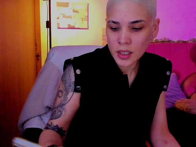 LauraR's BongaCams show and profile