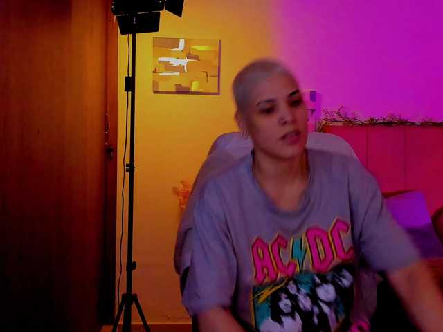 LauraR's BongaCams show and profile