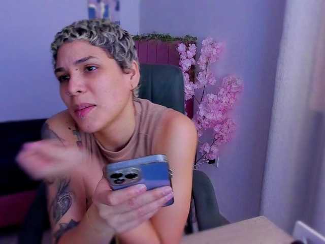 LauraR webcam bongacams model stream image