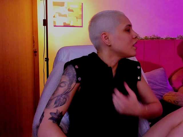 LauraR's BongaCams show and profile